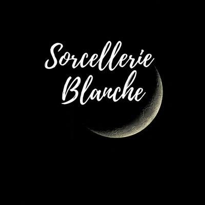 La lune sur une fond noir avec le texte "Sorcellerie blanche"