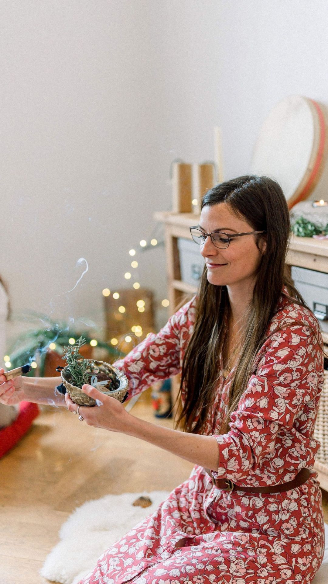 Laurine assise brulant de la sauge