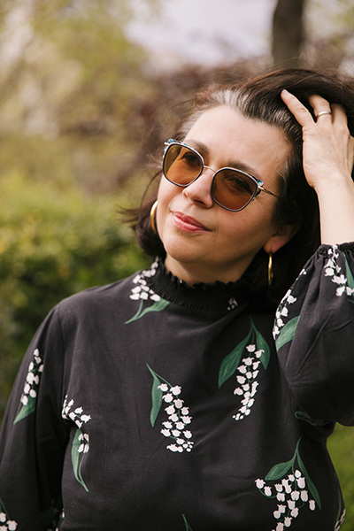 Sophier les mains dans les cheveux